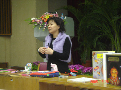 他们开讲座,做示范,把台湾在推广儿童阅读方面的经验带近大陆,方素珍